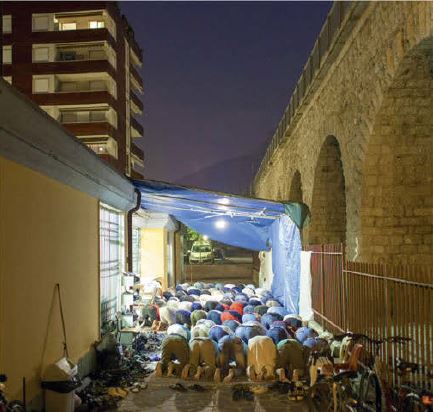 نماز خواندن در کشوری که فقط 2 مسجد دارد 