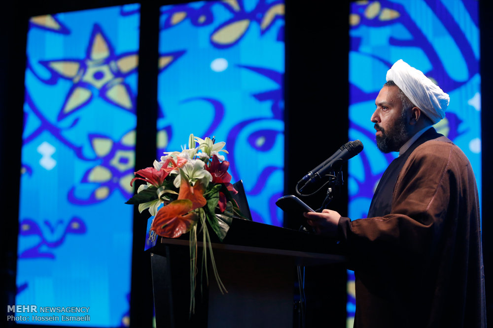 از اثربرگزیده ستاد اقامه نماز در " دومین جشنواره ارتقای کیفیت آثار، محصولات و فعالیت‌های فرهنگی" تجلیل شد.