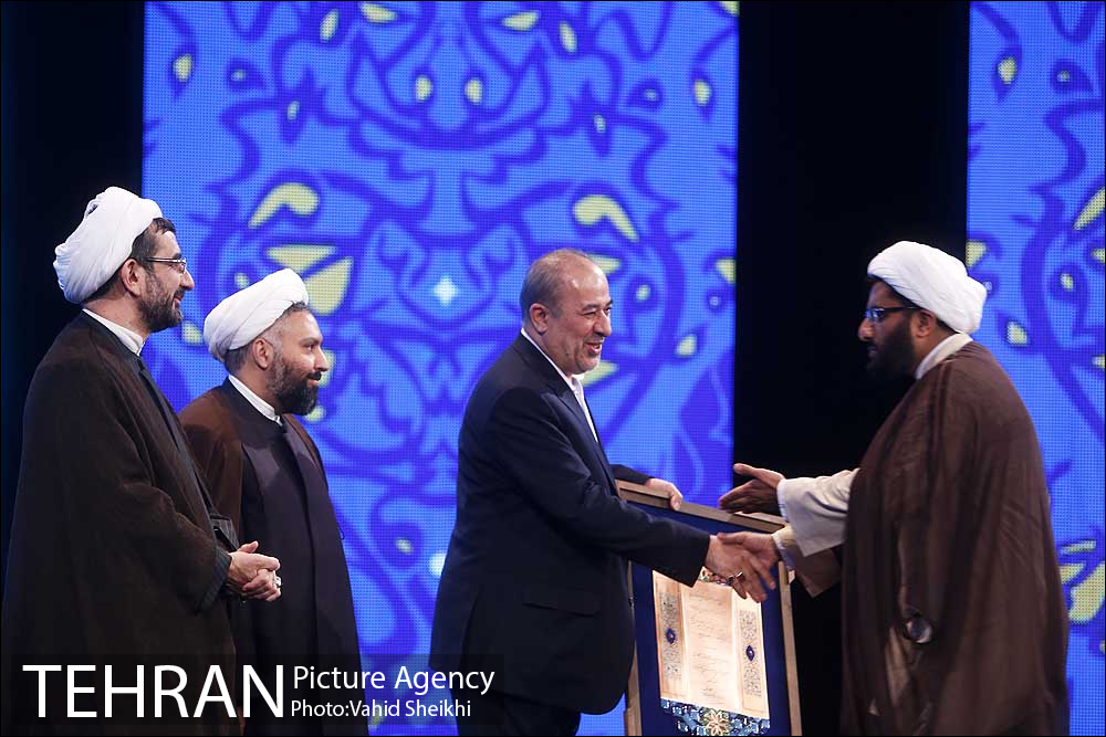 از اثربرگزیده ستاد اقامه نماز در " دومین جشنواره ارتقای کیفیت آثار، محصولات و فعالیت‌های فرهنگی" تجلیل شد.