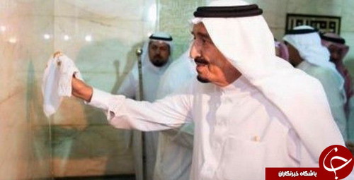 نماز خواندن ملک سلمان با کفش در داخل خانه خدا (+عکس) 