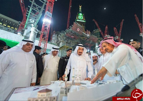 نماز خواندن ملک سلمان با کفش در داخل خانه خدا (+عکس) 