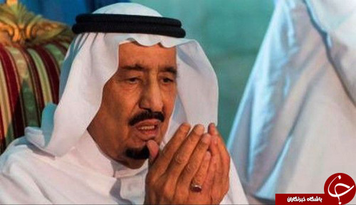 نماز خواندن ملک سلمان با کفش در داخل خانه خدا (+عکس) 