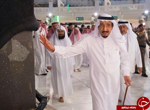 نماز خواندن ملک سلمان با کفش در داخل خانه خدا (+عکس) 