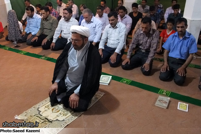 نماز جماعت در پارکینگ