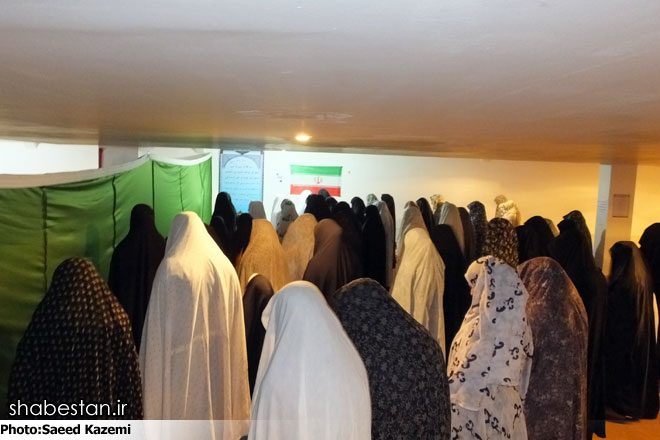نماز جماعت در پارکینگ