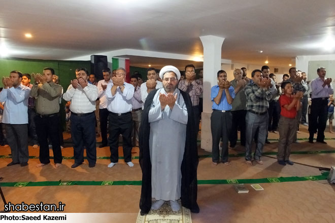 نماز جماعت در پارکینگ