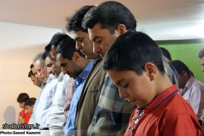 نماز جماعت در پارکینگ