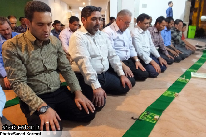 نماز جماعت در پارکینگ