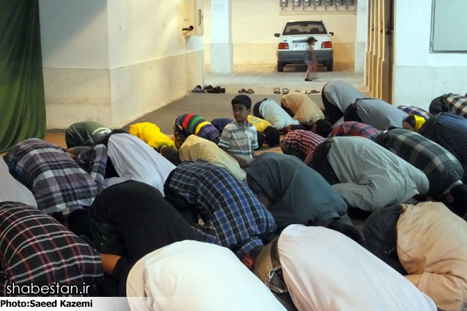 نماز جماعت در پارکینگ