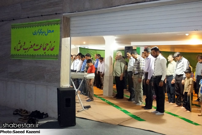 نماز جماعت در پارکینگ