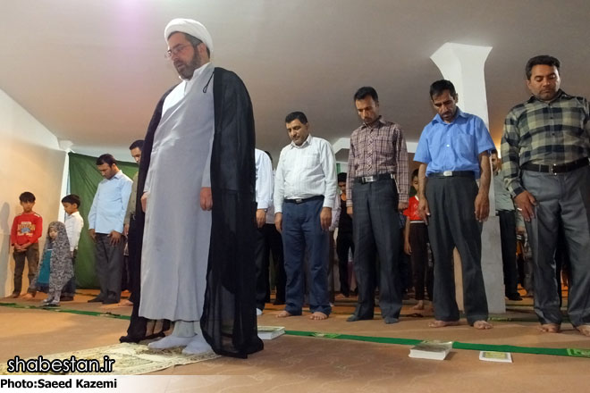 نماز جماعت در پارکینگ