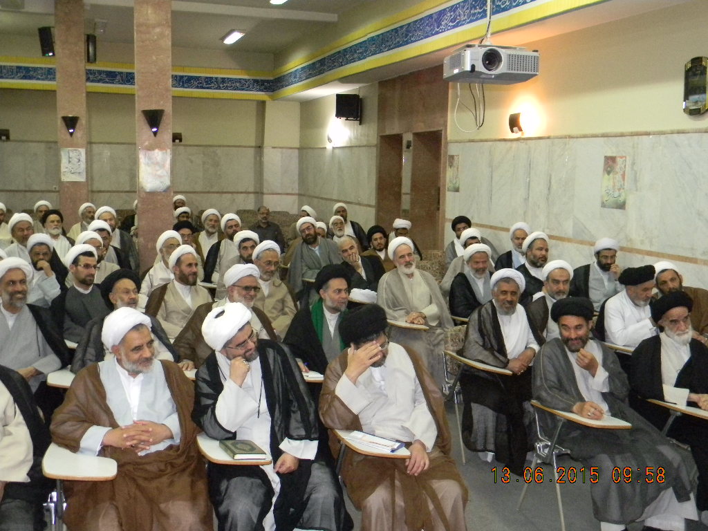 تأکید و اهتمام به اقامه ی نماز صبح در مساجد در گردهمایی ائمه جماعات نماز صبح استان قم در مشهد مقدس