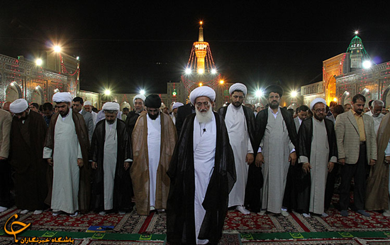  نماز جماعت در حرم رضوی به امامت مراجع تقلید 