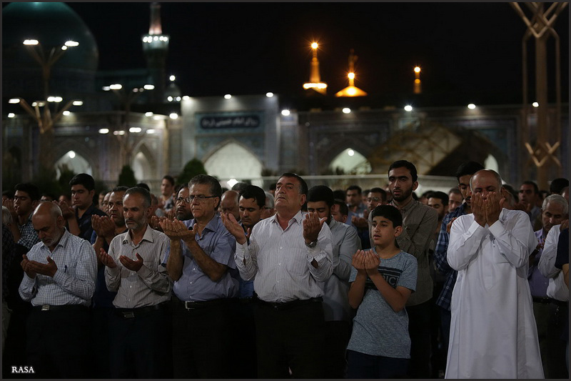 نماز جماعت حرم مطهر رضوی به امامت آیت الله مکارم شیرازی