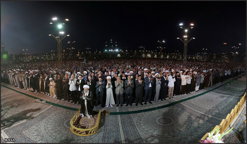 نماز جماعت حرم مطهر رضوی به امامت آیت الله مکارم شیرازی
