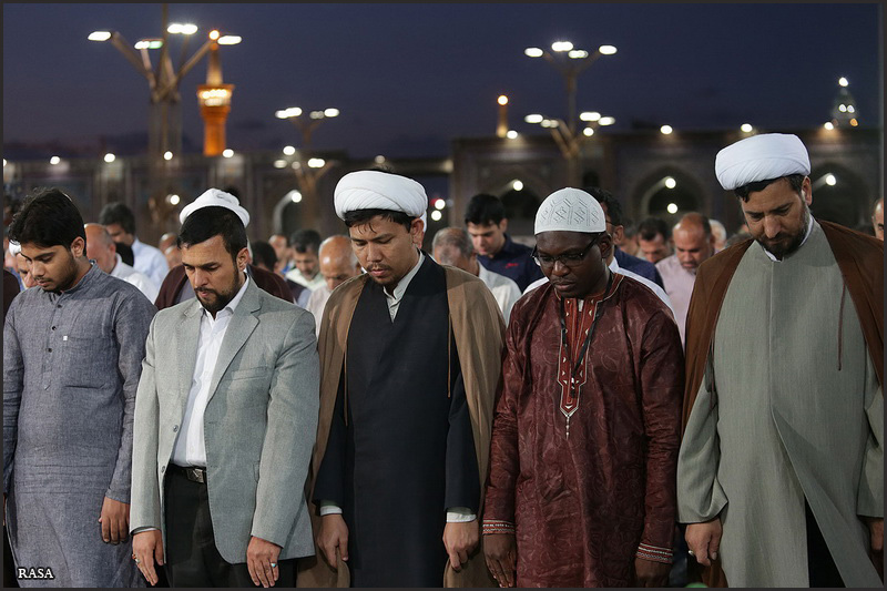 نماز جماعت حرم مطهر رضوی به امامت آیت الله مکارم شیرازی