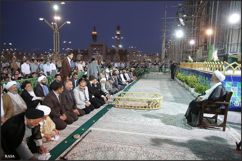 نماز جماعت حرم مطهر رضوی به امامت آیت الله مکارم شیرازی