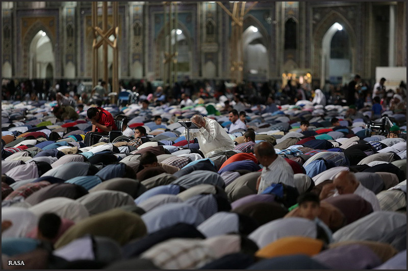 نماز جماعت حرم مطهر رضوی به امامت آیت الله مکارم شیرازی