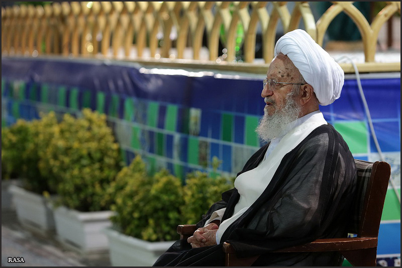 نماز جماعت حرم مطهر رضوی به امامت آیت الله مکارم شیرازی
