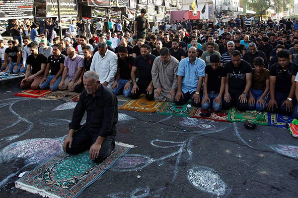 اهل تسنن و شیعیان نماز عید قربان را شانه به شانه هم می‌خوانند 