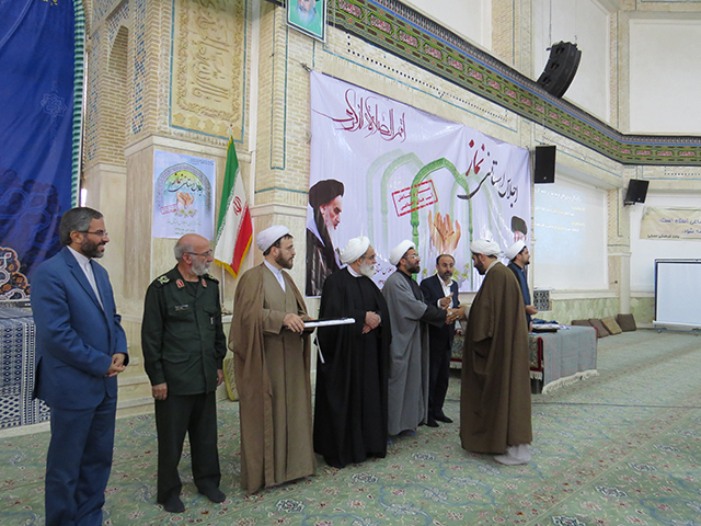 اجلاس استانی نماز یزد با تجلیل از برگزیدگان و فعالان عرصه نماز یزد، در مصلی آیت الله اعرافی(ره) میبد برگزار شد.