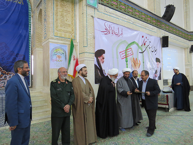 اجلاس استانی نماز یزد با تجلیل از برگزیدگان و فعالان عرصه نماز یزد، در مصلی آیت الله اعرافی(ره) میبد برگزار شد.