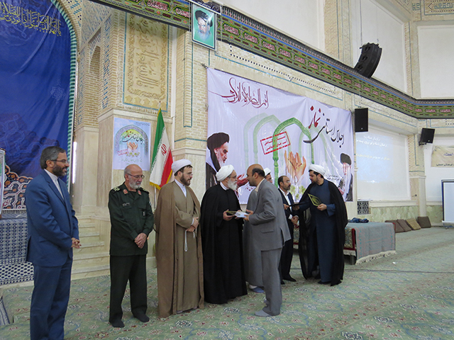 اجلاس استانی نماز یزد با تجلیل از برگزیدگان و فعالان عرصه نماز یزد، در مصلی آیت الله اعرافی(ره) میبد برگزار شد.