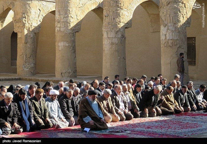 اقامه نماز در مسجد تاریخانه