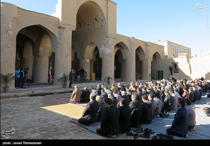 اقامه نماز در مسجد تاریخانه