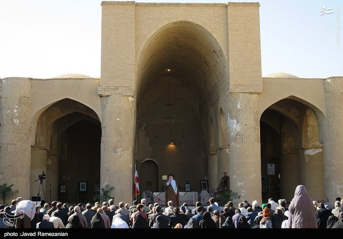 اقامه نماز در مسجد تاریخانه