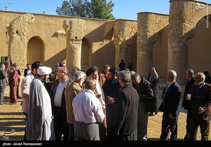 اقامه نماز در مسجد تاریخانه