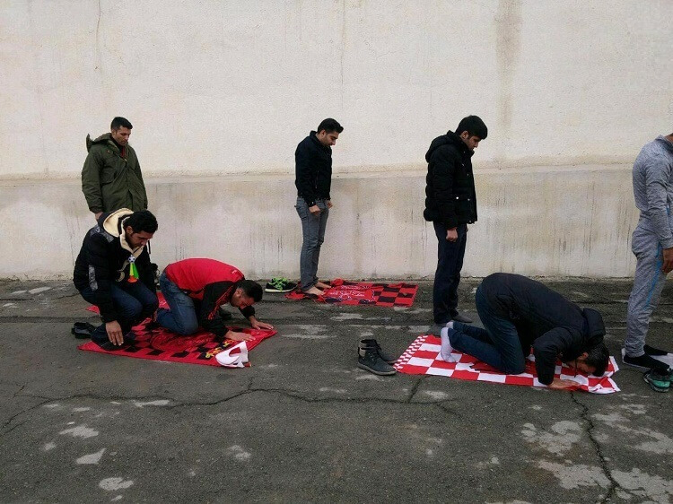 نماز در هیاهوی دربی 95