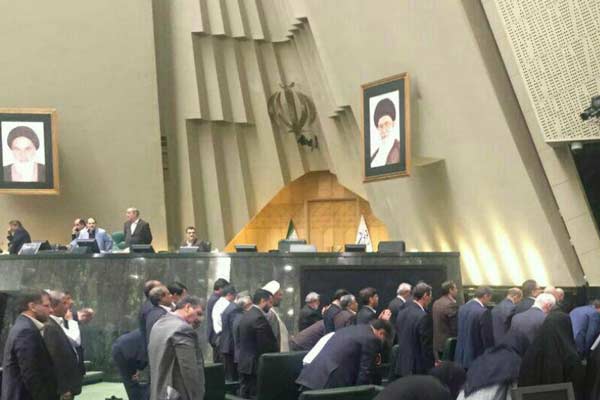 نماز نماینده های مجلس در حین حملات تروریستی 