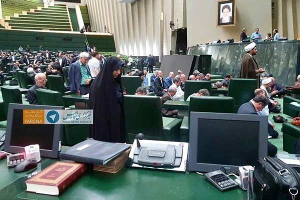 نماز نماینده های مجلس در حین حملات تروریستی 