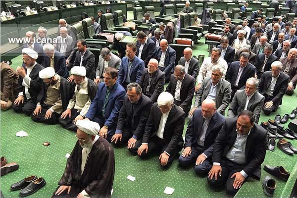 نماز نماینده های مجلس در حین حملات تروریستی 
