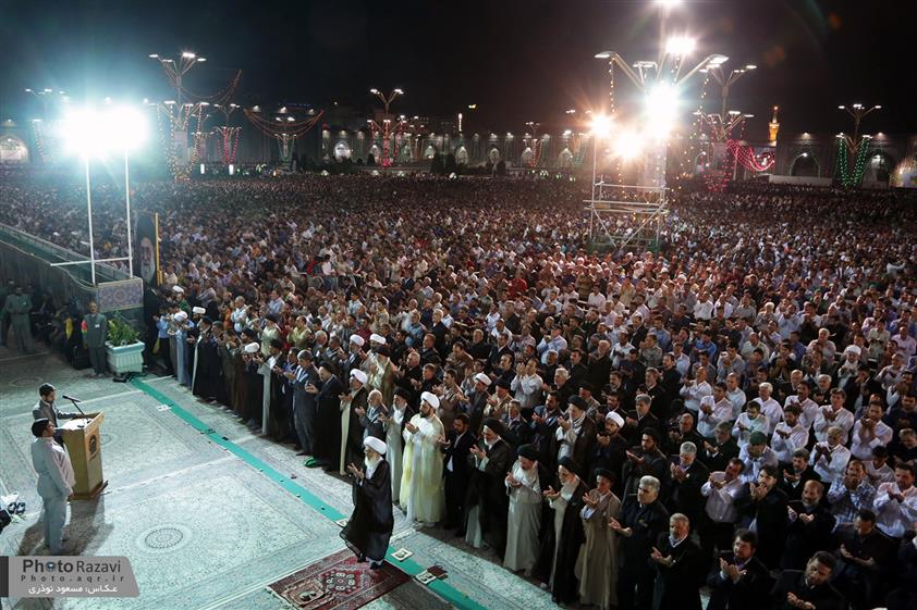 گزارش تصویری نماز شب ولادت امام رضا(ع)  در حرم رضوی