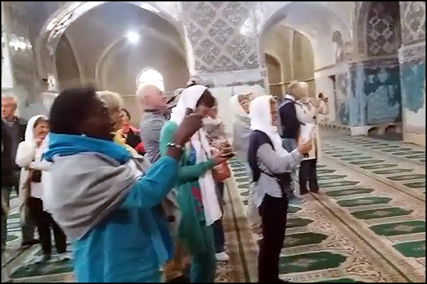بی‌حرمتی گردشگران خارجی در مسجد کبود تبریز هنگام نماز جماعت + فیلم