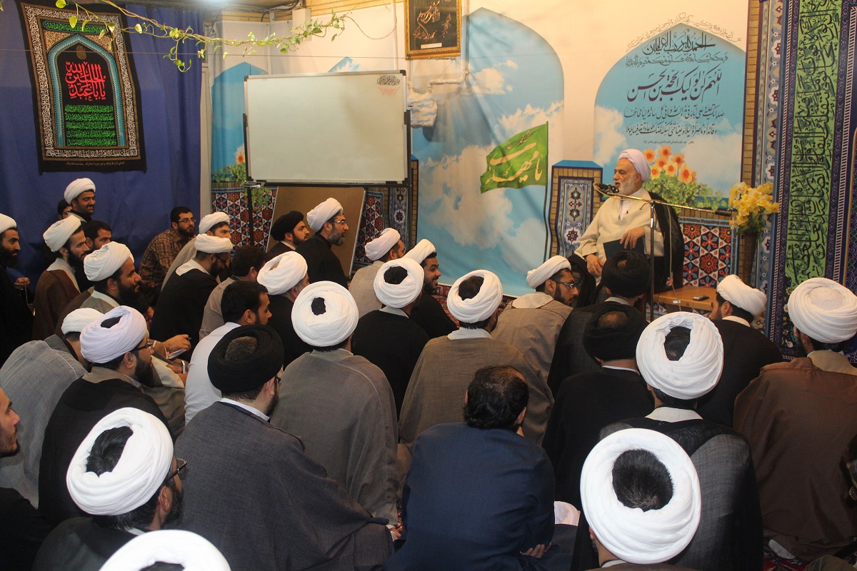 دیدار صمیمی دانش پژوهان مراکز تخصصی نماز و مهدویت با حجت الاسلام و المسلمین قرائتی 