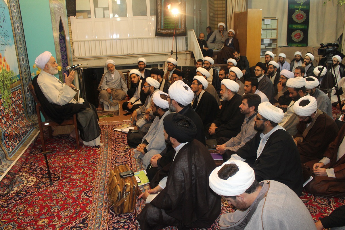 دیدار صمیمی دانش پژوهان مراکز تخصصی نماز و مهدویت با حجت الاسلام و المسلمین قرائتی 
