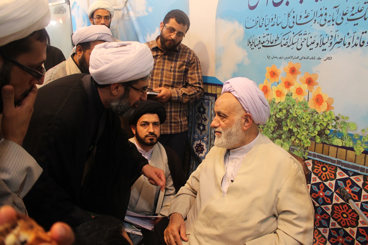 دیدار صمیمی دانش پژوهان مراکز تخصصی نماز و مهدویت با حجت الاسلام و المسلمین قرائتی 