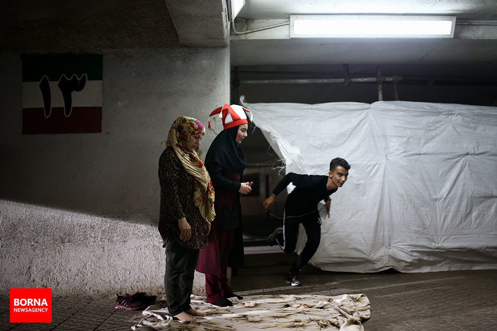 عکس/ اقامه نماز دختران در استادیوم آزادی