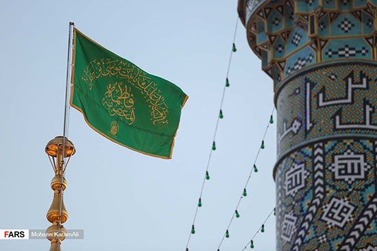 گزارش تصویری تعویض پرچم گنبد حرم حضرت معصومه(س) 