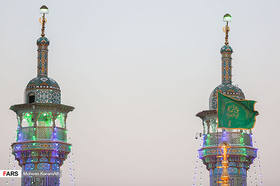 گزارش تصویری تعویض پرچم گنبد حرم حضرت معصومه(س) 
