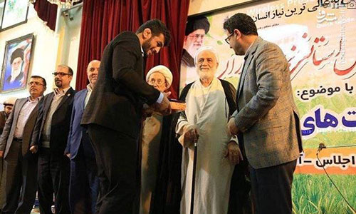تجلیل حجت الاسلام قرائتی از نابغه کشتی به‌خاطر نماز 