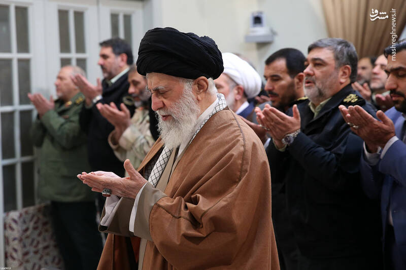 اقامه نماز جماعت در دیدار فرماندهان نیروی انتظامی با رهبر انقلاب