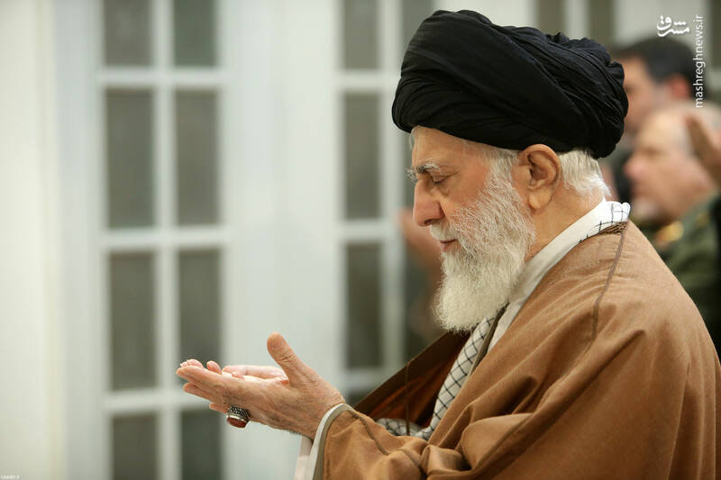 اقامه نماز جماعت در دیدار فرماندهان نیروی انتظامی با رهبر انقلاب