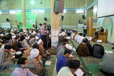 اقامه نماز توسط آیت الله العظمی سبحانی در مدرسه حجتیه قم 