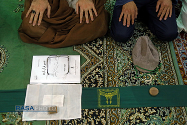 اقامه نماز توسط آیت الله العظمی سبحانی در مدرسه حجتیه قم 