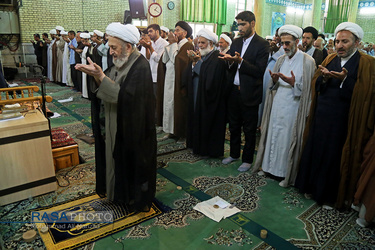 اقامه نماز توسط آیت الله العظمی سبحانی در مدرسه حجتیه قم 
