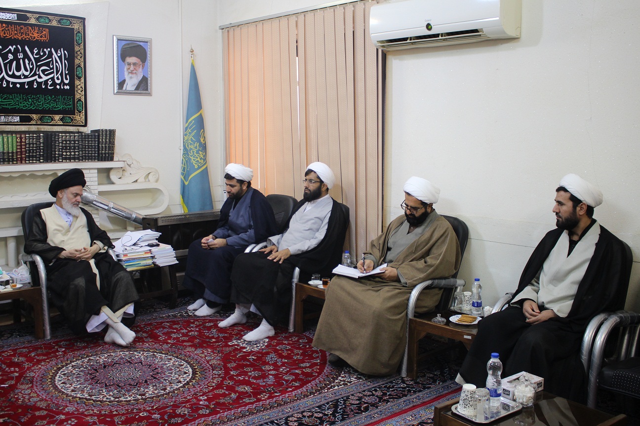 دیدار مدیر و کارکنان مرکز تخصصی نماز با آیت الله حسینی بوشهری